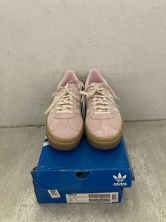 Lot 291  
            Chesterfield SR47 - Parcel Delivery Only 

                
ADIDAS GAZELLE TRAINERS IN PINK/ WHITE SIZE 6. (LOCATION: A11)
