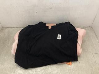 Lot 298  
            Chesterfield SR47 - Parcel Delivery Only 

                
SUPERDRY DRESS IN BLACK SIZE M TO INCLUDE SUPERDRY WIND TREKKER JACKET IN PINK SI...