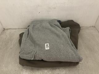 Lot 304  
            Chesterfield SR47 - Parcel Delivery Only 

                
NIKE STANDARD FIT JOGGERS IN GREY SIZE XL TO INCLUDE VANS 1/4 ZIP IN BROWN SIZE X...