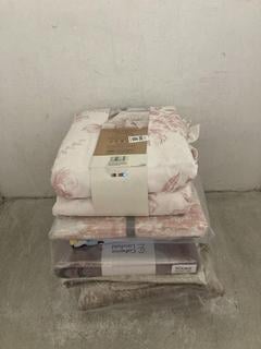 Lot 306  
            Chesterfield SR47 - Parcel Delivery Only 

                
5 X ASSORTED ITEMS TO INCLUDE AT HOME WITH STACEY SOLOMON SUPER KING FRILL EDGE D...