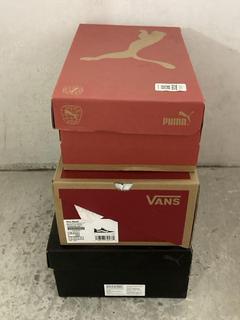 Lot 332  
            Chesterfield SR47 - Parcel Delivery Only 

                
3 X ASSORTED FOOTWEAR TO INCLUDE PUMA WOMENS SMASH TRAINERS IN WHITE SIZE 6. (LOC...