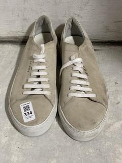 Lot 334  
            Chesterfield SR47 - Parcel Delivery Only 

                
AXEL ARIGATO SUEDE SHOES IN CREAM/ WHITE SIZE 39. (LOCATION: A12)