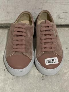 Lot 336  
            Chesterfield SR47 - Parcel Delivery Only 

                
AXEL ARIGATO CLEAN 90 TRAINERS IN PINK SIZE EU 37 (LOCATION: A12)