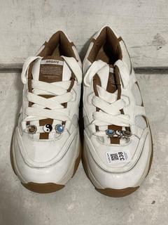 Lot 338  
            Chesterfield SR47 - Parcel Delivery Only 

                
AXEL ARIGATO CATFISH LO CRYSTAL TRAINERS IN WHITE/BROWN SIZE 9.5 (LOCATION: A12)