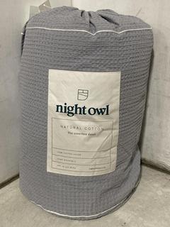 Lot 345  
            Chesterfield SR47 - Parcel Delivery Only 

                
NIGHT OWL LITE GREY WAFFLE 4.5 TOG KING SIZE COVERLESS DUVET (LOCATION: A12)