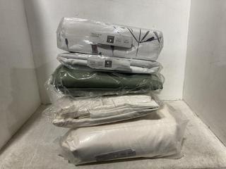 Lot 398  
            Chesterfield SR47 - Parcel Delivery Only 

                
5 X ASSORTED PAIR OF CURTAINS TO INCLUDE NERINE MULTI PAIR OF PENCIL PLEAT CURTAI...
