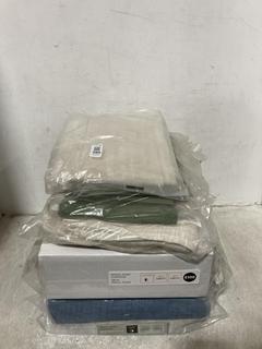 Lot 399  
            Chesterfield SR47 - Parcel Delivery Only 

                
5 X ASSORTED CURTAIN ITEMS TO INCLUDE PAIR OF PENCIL PLEAT CURTAINS IN PUTTY 228 ...