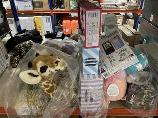 Lot 411  
            Chesterfield SR47 - Parcel Delivery Only 

                
LOT OF ASSORTED CHILDRENS TOYS TO INCLUDE FUNLOCKETS SECRET JOURNAL (3545864) (LO...