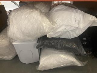 Lot 431  
            Chesterfield SR47 - Parcel Delivery Only 

                
5 X ASSORTED JOHN LEWIS BEDDING ITEMS TO INCLUDE 10.5 TOG DOUBLE SOFT TOUCH WASHA...