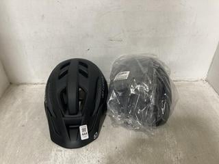 Lot 444  
            Chesterfield SR47 - Parcel Delivery Only 

                
GIRO FIXTURE II HELMET IN BLACK SIZE 54-61 CM TO INCLUDE XJD W-027 HELMET IN BLAC...