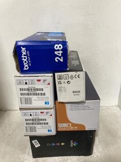 Lot 446  
            Chesterfield SR47 - Parcel Delivery Only 

                
6 X ASSORTED INK ITEMS TO INCLUDE HP LASERJET 207X TONER CARTRIDGE CYAN. (LOCATIO...