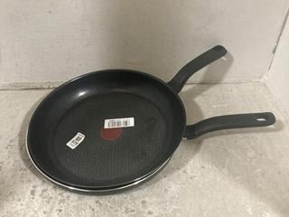 Lot 570  
            Chesterfield SR47 - Parcel Delivery Only 
                
2 X TEFAL 30CM NON-STICK FRYING PAN. (LOCATION: B8)