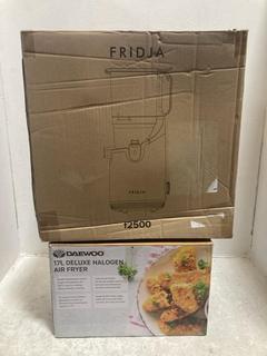 Lot 675  
            Chesterfield SR47 - Parcel Delivery Only 

                
FRIDJA F2500 SELF FEEDING SLOW FRUIT JUICER TO INCLUDE DAEWOO 17L DELUXE HALOGEN ...