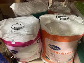 Lot 678  
            Chesterfield SR47 - Parcel Delivery Only 

                
4 X ASSORTED BEDDING ITEMS TO INCLUDE SILENTNIGHT WARM AND COSY SINGLE 13.5 TOG D...