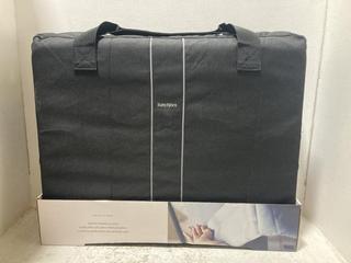 Lot 726  
            Chesterfield SR47 - Parcel Delivery Only 

                
BABYBJORN TRAVEL COT LIGHT ORIGINAL RRP £199 (LOCATION: C5)