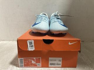 Lot 789  
            Chesterfield SR47 - Parcel Delivery Only 

                
NIKE ZOOM VAPOUR 16 ACADEMY FG/MG FOOTBALL BOOTS IN BLUE/WHITE SIZE 10.5 (LOCATIO...