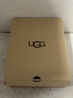 Lot 832  
            Chesterfield SR47 - Parcel Delivery Only 

                
UGG CHILDRENS CLASSIC II BOOTS IN BLACK SIZE 1 ORIGINAL RRP £125 (410005) (LOCATI...