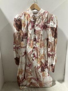 Lot 843  
            Chesterfield SR47 - Parcel Delivery Only 

                
ELLIATT MEADOW DAY DRESS SIZE XS ORIGINAL RRP- £380 (LOCATION: C9)