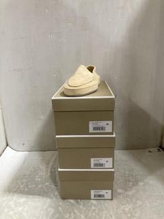 Lot 969  
            Chesterfield SR47 - Parcel Delivery Only 

                
3 X ASSORTED AURELIEN ADULTS FOOTWEAR TO INCLUDE VOYAGER SLIP ON IN BEIGE SIZE EU...