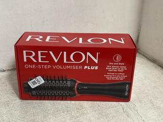 Lot 1247  
            Chesterfield SR46 - Parcel Delivery Only 

                
REVLON ONE-STEP VOLUMIZER PLUS HEAT BRUSH (LOCATION: E4)