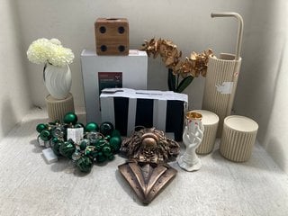 Lot 101  
            Marchington SR12 - Parcel Delivery Only 

                
QTY OF ASSORTED NEXT HOME DECOR ITEMS TO INCLUDE PRE-LIT BAUBLE GARLAND IN GREEN:...