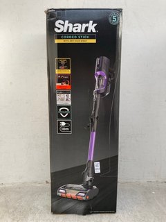 Lot 1053  
            Marchington SR12 - Parcel Delivery Only 

                
SHARK CORDED STICK WITH ANTI-HAIR WRAP: LOCATION - E11