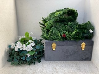 Lot 1076  
            Marchington SR12 - Parcel Delivery Only 

                
QTY OF ASSORTED ITEMS TO INCLUDE ARTIFICIAL HANGING BASKET: LOCATION - E10