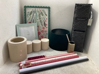 Lot 108  
            Marchington SR12 - Parcel Delivery Only 

                
QTY OF ASSORTED NEXT HOME DECOR ITEMS TO INCLUDE BLACK WEAVE STORAGE DRAWERS: LOC...