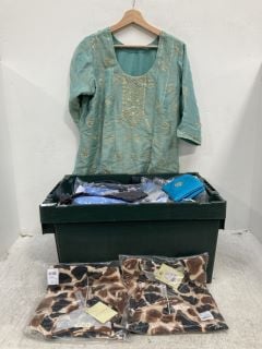 Lot 1119  
            Marchington SR12 - Parcel Delivery Only 

                
QTY OF ASSORTED CLOTHING ITEMS TO INCLUDE PULL & BEAR EVANGELION T-SHIRT IN GREY ...