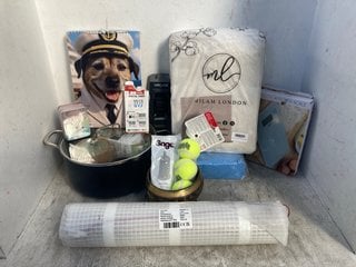 Lot 1120  
            Marchington SR12 - Parcel Delivery Only 

                
QTY OF ASSORTED HOUSEHOLD ITEMS TO INCLUDE APOLLO KITCHEN SCALES: LOCATION - E8
