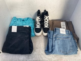 Lot 1122  
            Marchington SR12 - Parcel Delivery Only 

                
QTY OF ASSORTED CLOTHING ITEMS TO INCLUDE WOMENS ZARA LOUNGE TROUSERS IN BEIGE - ...