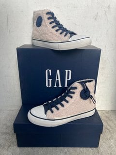 Lot 1129  
            Marchington SR12 - Parcel Delivery Only 

                
2 X WOMENS GAP HOUSTON MID II FUR TRAINERS IN WHITE - UK SIZE: 4: LOCATION - E7