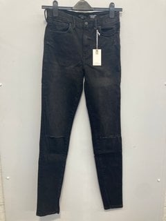 Lot 1130  
            Marchington SR12 - Parcel Delivery Only 

                
GOOD AMERICAN ALWAYS FITS FOOD LEGS SKINNY LONG JEANS IN BLACK - SIZE: 6-12 - ORI...
