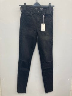 Lot 1131  
            Marchington SR12 - Parcel Delivery Only 

                
GOOD AMERICAN ALWAYS FITS FOOD LEGS SKINNY LONG JEANS IN BLACK - SIZE: 6-12 - ORI...