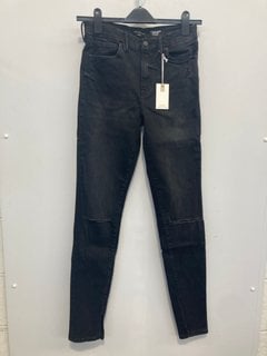Lot 1132  
            Marchington SR12 - Parcel Delivery Only 

                
GOOD AMERICAN ALWAYS FITS FOOD LEGS SKINNY LONG JEANS IN BLACK - SIZE: 6-12 - ORI...