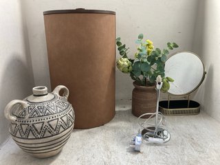 Lot 113  
            Marchington SR12 - Parcel Delivery Only 

                
QTY OF ASSORTED NEXT HOME DECOR ITEMS TO INCLUDE UPHOLSTERED LAUNDRY HAMPER: LOCA...