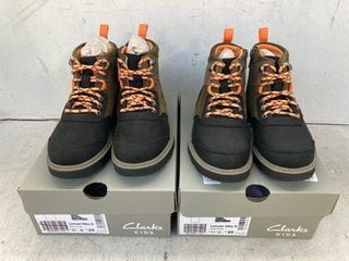 Lot 1206  
            Marchington SR12 - Parcel Delivery Only 

                
2 X PARIS OF CLARKS KIDS LORCAM HIKE O BOOTS IN KHAKI COMBI - UK SIZE: 11G: LOCAT...