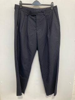 Lot 1237  
            Marchington SR12 - Parcel Delivery Only 

                
MENS SELECTED HOMME RELAXED FIT AXEL TROUSERS IN NAVY - UK SIZE: 36R - ORIGINAL R...