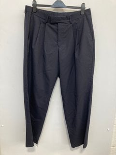 Lot 1238  
            Marchington SR12 - Parcel Delivery Only 

                
MENS SELECTED HOMME RELAXED FIT AXEL TROUSERS IN NAVY - UK SIZE: 36R - ORIGINAL R...