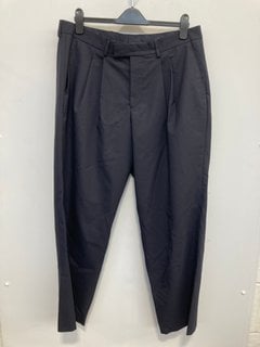 Lot 1239  
            Marchington SR12 - Parcel Delivery Only 

                
MENS SELECTED HOMME RELAXED FIT AXEL TROUSERS IN NAVY - UK SIZE: 36R - ORIGINAL R...