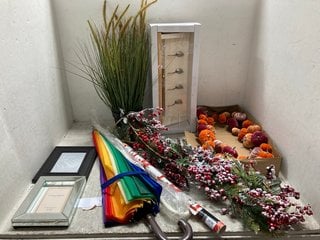 Lot 123  
            Marchington SR12 - Parcel Delivery Only 

                
QTY OF ASSORTED NEXT HOME DECOR ITEMS TO INCLUDE VELVET PUMPKIN GARLAND: LOCATION...