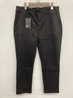 Lot 1297  
            Marchington SR12 - Parcel Delivery Only 

                
PAIGE MAYSLIE STRAIGHT ANKLE JEANS IN BLACK - SIZE: 32 - ORIGINAL RRP: £255.00: L...
