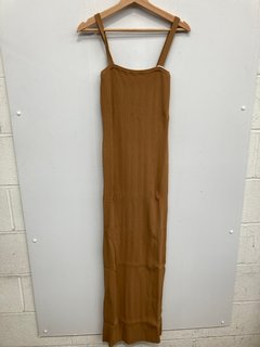 Lot 1300  
            Marchington SR12 - Parcel Delivery Only 

                
GOOD AMERICAN PLISSE SWEATER IN CARAMEL - SIZE: 2XL - ORIGINAL RRP: £167.00: LOCA...