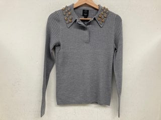 Lot 1302  
            Marchington SR12 - Parcel Delivery Only 

                
JOHN LEWIS X A.W.A.K.E. MODE EMBELLISHED COLLARED SWEATER IN GREY - UK SIZE: 6 - ...