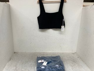 Lot 1308  
            Marchington SR12 - Parcel Delivery Only 

                
GOOD AMERICAN SCRUNCHIE CROP TOP IN BLACK - SIZE: XXL TO INCLUDE GOOD AMERICAN GO...