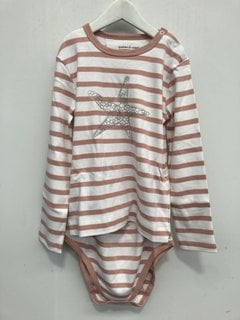Lot 1313  
            Marchington SR12 - Parcel Delivery Only 

                
QTY OF BROTHERS & SISTERS SHORT SLEEVE BRETON STARFISH T-SHIRT IN PINK STRIPE - A...