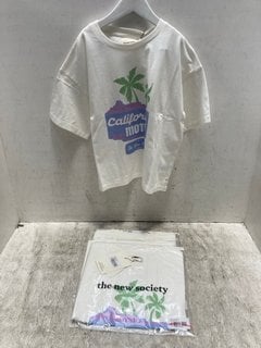 Lot 1318  
            Marchington SR12 - Parcel Delivery Only 

                
4 X THE NEW SOCIETY CALIFORNIA MOTEL T-SHIRTS IN OFF WHITE - AGE: 10 YEARS: LOCAT...