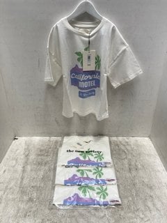 Lot 1319  
            Marchington SR12 - Parcel Delivery Only 

                
4 X THE NEW SOCIETY CALIFORNIA MOTEL T-SHIRTS IN OFF WHITE - AGE: 10 YEARS: LOCAT...