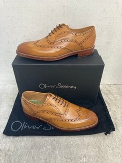 Lot 1331  
            Marchington SR12 - Parcel Delivery Only 

                
OLIVER SWEENEY ALDEBURGH SHOES IN TAN - UK 11 - ORIGINAL RRP: £199: LOCATION - E0