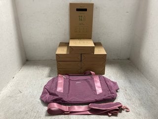 Lot 194  
            Marchington SR12 - Parcel Delivery Only 

                
QTY OF ECOHUB CABIN/HOSPITAL BAGS IN PURPLE: LOCATION - J17